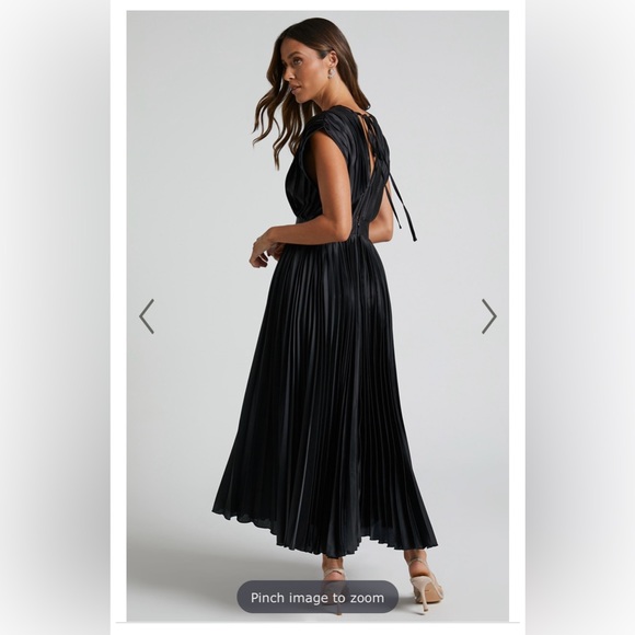 Showpo DELLA MIDI DRESS - PLUNGE NECK SHORT SLEEVE PLEATED DRESS IN BLACK SMALL - Picture 3 of 5